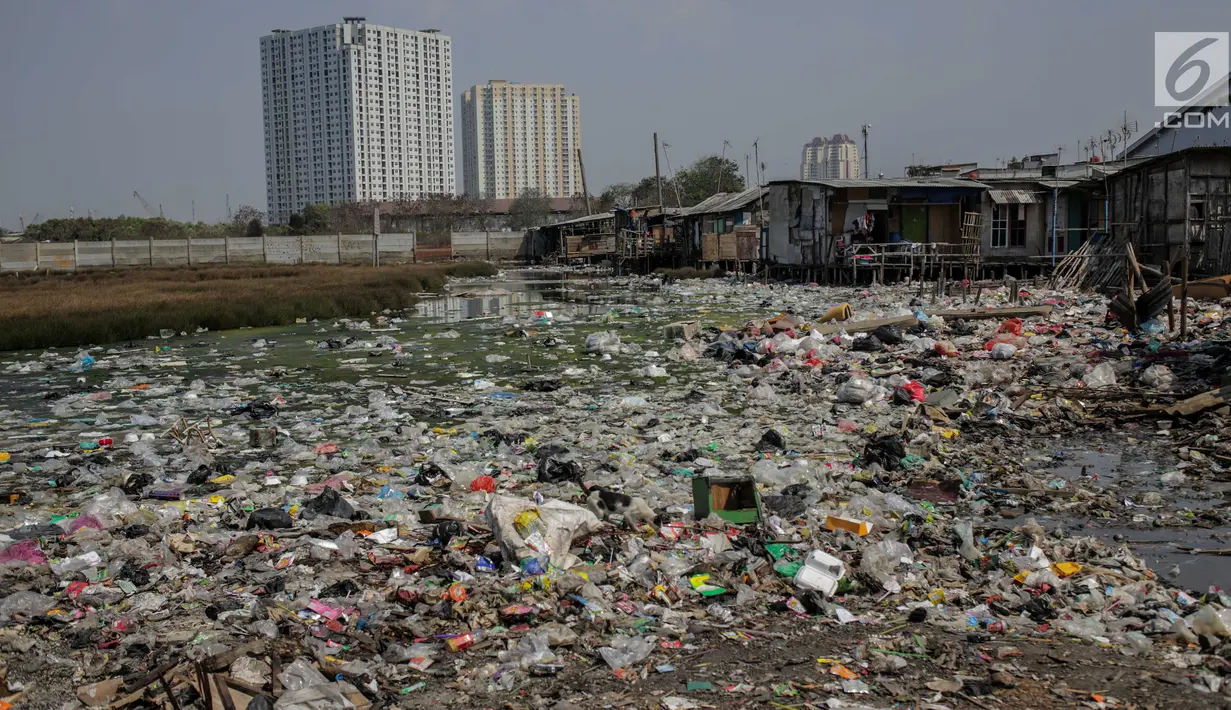 Suasana permukiman kumuh yang berdiri di atas tumpukan sampah di Kampung Bengek, Penjaringan, Jakarta Utara, Selasa (3/9/2019). Permukiman kumuh tersebut berdiri di atas rawa yang membeku karena timbunan sampah plastik, kasur bekas hingga limbah rumah tangga. (Liputan6.com/Faizal Fanani)