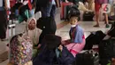<p>Calon penumpang menanti waktu keberangkatan di area Terminal Bus Antar Kota Antar Provinsi (AKAP) Kampung Rambutan, Jakarta, Sabtu (30/4/2022). Hingga tiga hari jelang (H-3) Lebaran 2022, 1.191 orang pemudik tercatat meninggalkan Terminal Kampung Rambutan. (Liputan6.com/Helmi Fithriansyah)</p>
