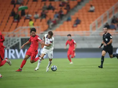 Pemain timnas  Amerika Serikat U-17 David Vazquez berebut bola dengan pemain timnas Korea Selatan U-17 Jehoon Cha pada laga pertama Grup E Piala Dunia U-17 2023 di Jakarta International Stadium, Jakarta, Minggu (12/11/2023) WIB. (Doc. LOC WCU17/BRY)