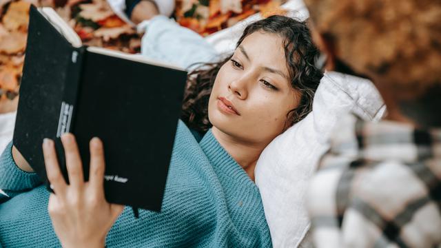 Ilustrasi membaca buku, belajar, contoh kata arkais