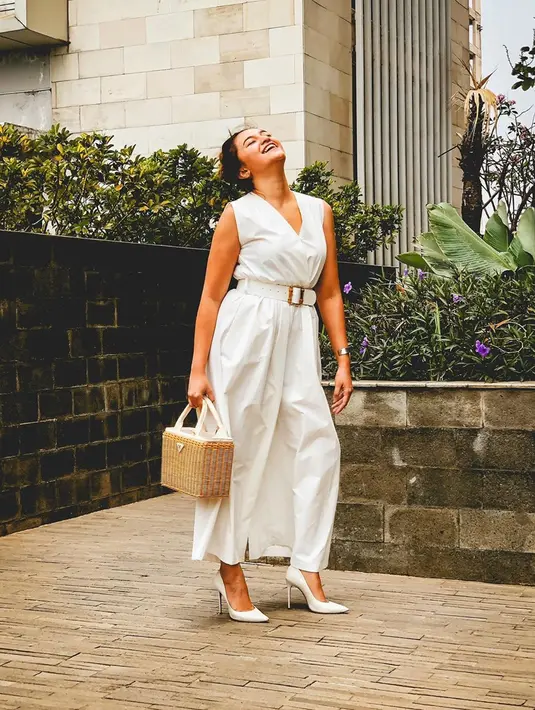 Dalam momen tertentu, pelantun lagu "Kisah Sedih di Hari Minggu" ini memilih menggunakan jumpsuit bernuansa putih. Ditambah dengan ikat pinggang dan tas bewarna coklat, penampilan mantan istri Ben Kasyafani   terlihat elegan. (Liputan6.com/IG/@marshanda99)