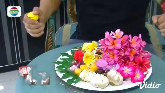 Hasil Kebun Sendiri, Ini 6 Potret Lucky Hakim Makan Siang Pakai Bunga Mentah