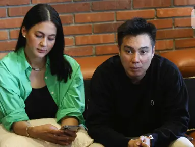 Baim Wong didampingi istrinya yang juga model Paula Verhoeven memberikan keterangan pers terkait Citayam Fashion Week di kawasan Tanah Kusir, Jakarta Selatan, Selasa (26/7/2022). Baim Wong dan Paula Verhoeven telah sepakat untuk mencabut Citayam Fashion Week yang telah didaftarkan di Pangkalan Data Kekayaan Intelektual (PDKI) Kemenkumham setelah menuai pro dan kontra.  (Liputan6.com/Herman Zakharia)