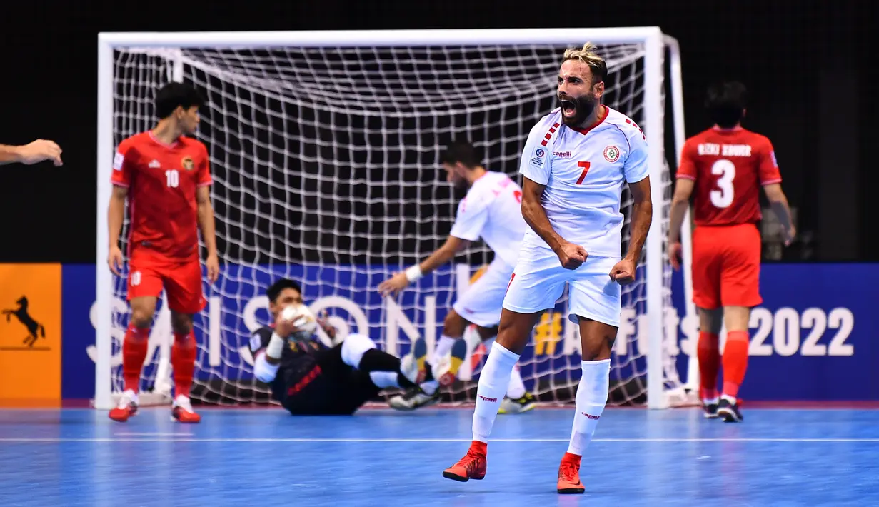 Strategi Lebanon pun berbuah hasil. Lebanon berhasil mencetak gol pertama melalui sepakan keras kaki kanan Hassan Zeitoun yang didahului kesalahan kiper Nizar Nayaruddin yang gagal mengumpan bola dengan baik kepada rekannya. (AFC/Khaleel Nadoum)
