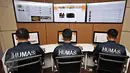 Petugas beraktivitas di ruang Media Management Center Polda Metro Jaya (PMJ) di Jakarta, Senin (16/11). Hadirnya media center tersebut di tengah masyarakat dimaksudkan untuk mengoptimalkan fungsi kehumasan. (Liputan6.com/Immanuel Antonius)