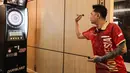 Pemain darts profesional Indonesia atau dikenal sebagai "raja terakhir darts", Tirta Suparjo, saat peluncuran Darts Station di lantai F7 FX Sudirman, Senayan, Jakarta pada Sabtu (15/11/2025). Persatuan Olahraga Darts Indonesia (PORADI) menggandeng PT Mitra Media Integrasi (MIX Network) sebagai pemegang lisensi eksklusif Dartslive di Indonesia untuk menghadirkan Darts Station. (Bola.com/Abdul Aziz)