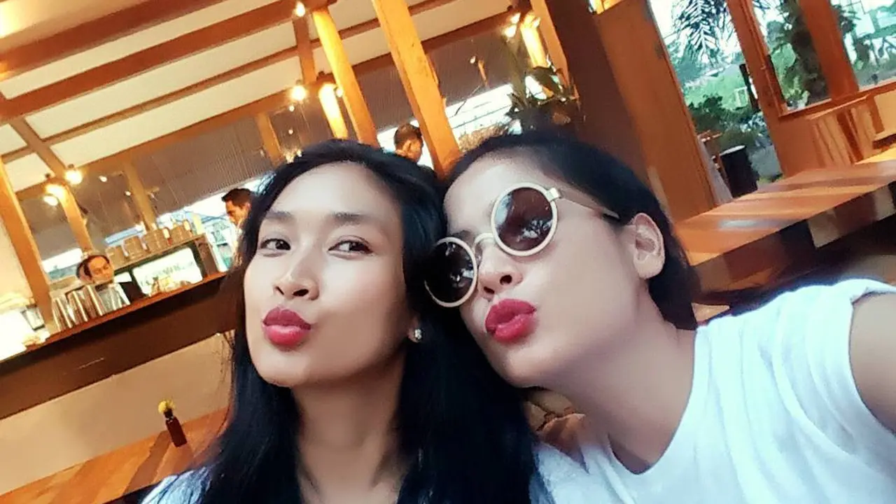 6 Potret Persahabatan Lulu Tobing dan Happy Salma