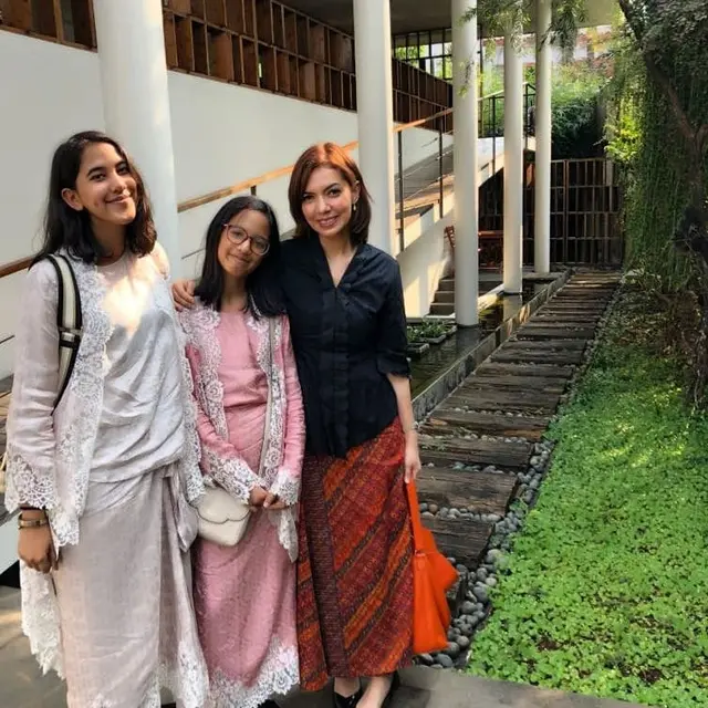 5 Gaya Najwa Shihab Kenakan Kebaya, Tetap Modis