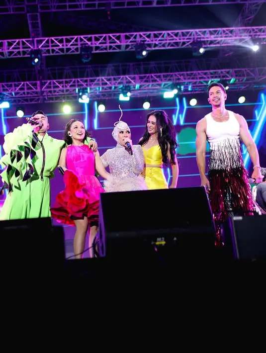 Yang menarik, mereka tampil totalitas dengan outfit warna-warni.  [Instagram/chelseaoliviaa]