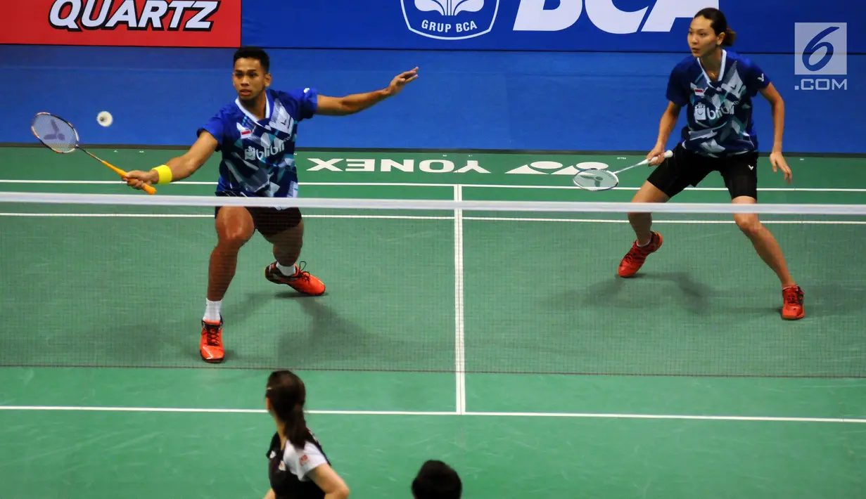 Ganda Campuran Indonesia, Edi Subaktiar/Gloria Emanuelle Widjaja saat melawan Yuta Watanabe/Arisa Higashino (Jepang) di laga pertama Indonesia Open 2017 di Jakarta, Selasa (13/6). Edi/Gloria kalah 18-21, 21-13, 17-21. (Liputan6.com/Helmi Fithriansyah)