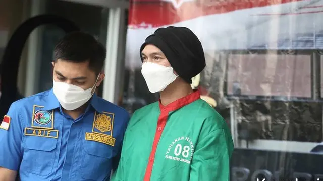 6 Potret Anji Pakai Baju Tahanan, Terancam Maksimal Hukuman 12 Tahun Penjara