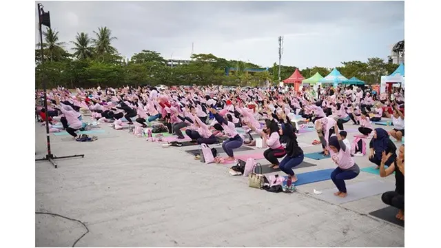 6 Potret Anjasmara Jadi Instruktur Yoga, Tampil Bugar Diikuti Ratusan Peserta