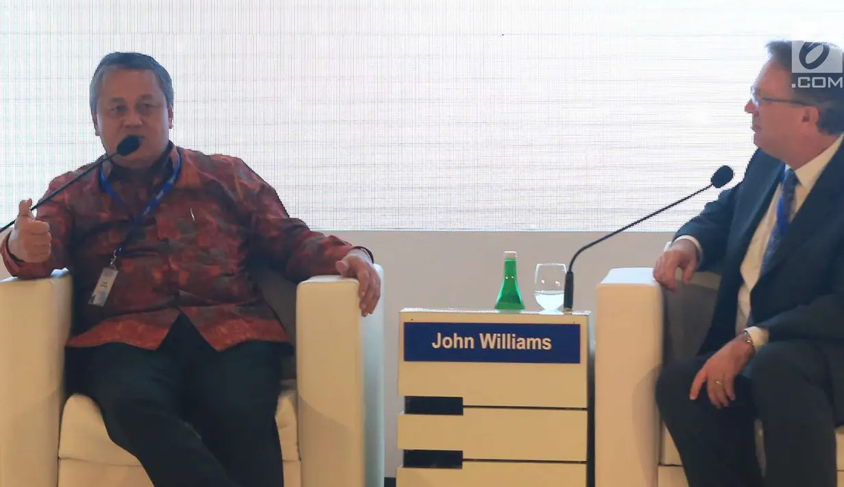 Gubernur BI Perry Warjiyo dan Gubernur Bank Sentral AS (Federal Reserve) Wilayah New York John C. Williams menjawab pertanyaan peserta dalam sesi Central Banking Forum 2018 pada IMF-WB Group 2018 di Bali, Rabu (10/10). (Liputan6.com/Angga Yuniar)