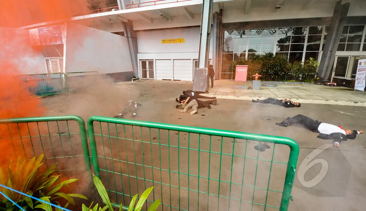 Suasana latihan gabungan pengamanan di Jakarta, Kamis (9/4/2015). Latihan gabungan bertujuan untuk melatih kesigapan  jelang KTT Asia-Afrika ke-60 di Jakarta dan Bandung. (Liputan6.com/Faizal Fanani)