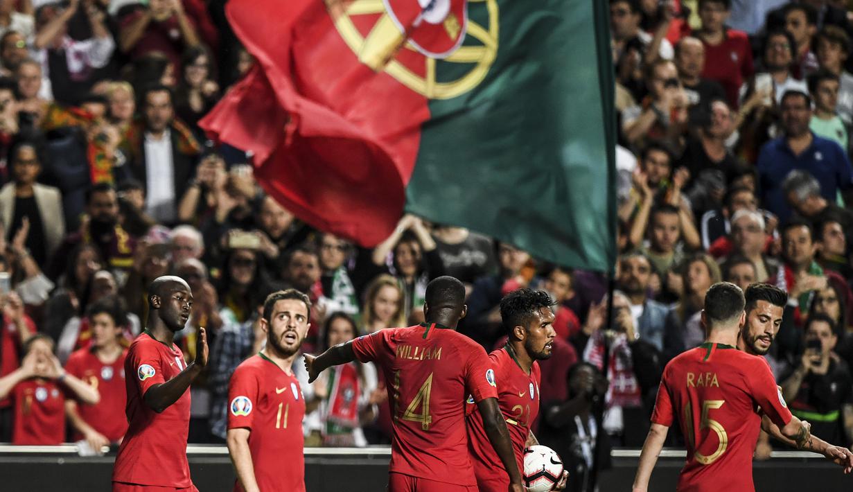 Perayaan gol timnas Portugal pada laga kedua kualifikasi Piala Eropa 2020 yang berlangsung di Stadion Da Luz, Lisbon, Senin (27/3). Portugal raih hasil imbang 1-1 kontra Serbia. (AFP/Patricia de Melo)