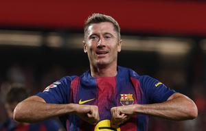 Robert Lewandowski merayakan gol yang dicetaknya ke gawang Valencia pada pekan 4 Liga Spanyol 2025/2026, Senin (15/9/2025) dini hari WIB. (Lluis GENE / AFP)