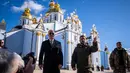 Presiden AS Joe Biden (kiri) berjalan di samping Presiden Ukraina Volodymyr Zelensky di depan Katedral Kubah Emas Santo Mikhael ketika ia tiba untuk kunjungan di Kyiv, Ukraina pada 20 Februari 2023. Presiden AS Joe Biden melakukan kunjungan mendadak ke Kyiv menjelang peringatan satu tahun invasi Rusia ke Ukraina. Biden bertemu dengan Presiden Ukraina Volodymyr Zelensky di ibu kota Ukraina dalam kunjungan pertamanya ke negara itu sejak dimulainya konflik. (Dimitar DILKOFF/AFP)