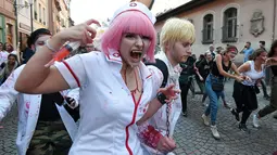 Warga memakai kostum dan dandanan menyerupai zombie saat acara Zombie Walk di kota Strasbourg, Prancis, 15 September 2018. Acara ini dalam rangka Festival Film Fantasi Eropa ke-11 yang berlangsung dari 14 hingga 23 September. (FREDERICK FLORIN/AFP)