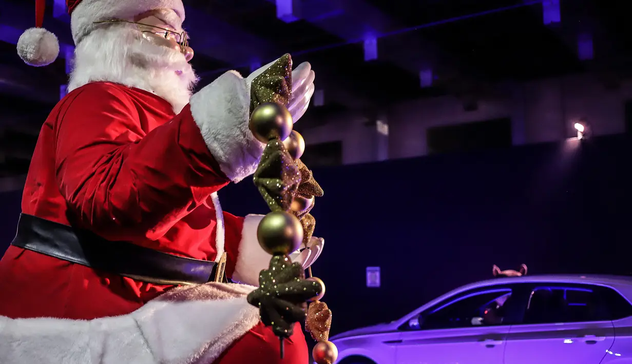Orang-orang mengunjungi festival cahaya bertema Natal lantatur (drive-thru) dengan mobil di tengah kekhawatiran COVID-19 di Sao Paulo, Brasil, pada 8 Desember 2020. Acara tersebut berlangsung dari 4 hingga 27 Desember. (Xinhua/Rahel Patrasso)