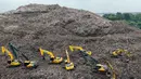 Insiden serupa pernah terjadi 7 November 2025, ketika itu longsoran sampah menimbun beberapa truk yang sedang mengantre. Pada 31 Desember 2025, gunungan sampah di TPST Bantargebang, Kota Bekasi, juga sempat ambruk. Saat itu, longsoran menimpa truk yang melintas, tiga kendaraan pengangkut terperosok ke sungai di wilayah Sumur Batu, Bekasi. Tampak foto udara menunjukkan tim penyelamat menggunakan alat berat untuk mencari korban longsor di Tempat Pembuangan Sampah Terpadu (TPST) Bantargebang, Kota Bekasi, Jawa Barat, pada Senin 9 Maret 2026. (BAY ISMOYO/AFP)