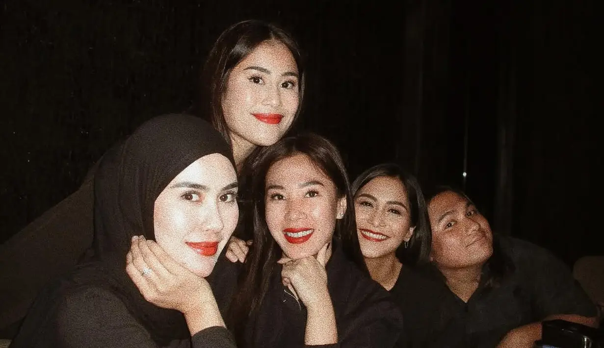 Gya Sadiqah dan Marlene Hariman juga ikut kenakan lipstik merah yang lengkapi riasan minimalis [@syahnazs]