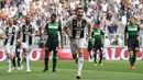 Striker Juventus, Cristiano Ronaldo, merayakan gol yang dicetaknya ke gawang Sassuolo pada laga Serie A di Stadion Juventus, Turin, Minggu (16/9/2018). CR 7 cetak dua gol, Juve menang 2-0 atas Sassuolo. (AFP/Miguel Medina)