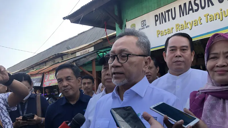 Menteri Perdagangan (Mendag) RI, Zulkifli Hasan (Zulhas), meninjau langsung situasi di Pasar Tanjung Sari Bandung, Rabu (13/12/2023).