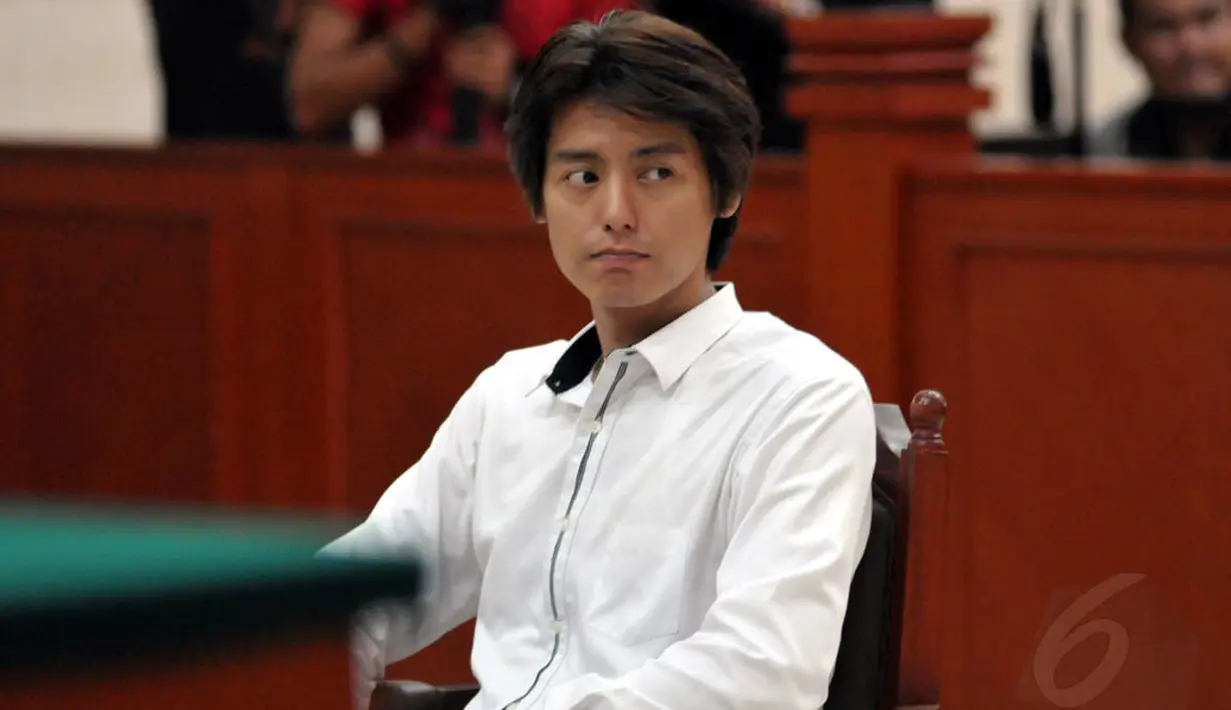 Roger Danuarta yang menjadi terdakwa kasus narkoba dituntut hukuman 1 tahun 6 bulan penjara (11/6/14) (Liputan6.com/Panji Diksana)