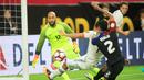 Pemain Kolombia, Carlos Bacca, saat mencetak gol ke gawang AS yang dijaga Tim Howard pada perebutan tempat ketiga Copa America Centenario 2016 di Stadion Universitas Phoenix, AS, Minggu (26/6/2016) pagi WIB. (Reuters/Allan Henry-USA Today Sports)