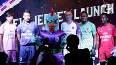 Pemain Persita Tangerang didampingi maskot Ayam Wareng  saat launching untuk 4 elemen terbaru klub jelang bergulirnya Shopee Liga 1 2020 di Gading Sepong, Tangerang, Rabu (26/2/2020). Empat elemen baru yang diluncurkan Persita Tangerang adalah tim, jersey, logo, dan maskot. (Bola.com/M Iqbal Ichsan)