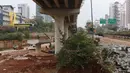 Kendaraan terjebak macet saat melintasi proyek pembangunan Simpang Susun Antasari atau pembangunan tol Depok-Antasari di jalan TB Simatupang, Jakarta, Senin (25/9). (Liputan6.com/Immanuel Antonius)