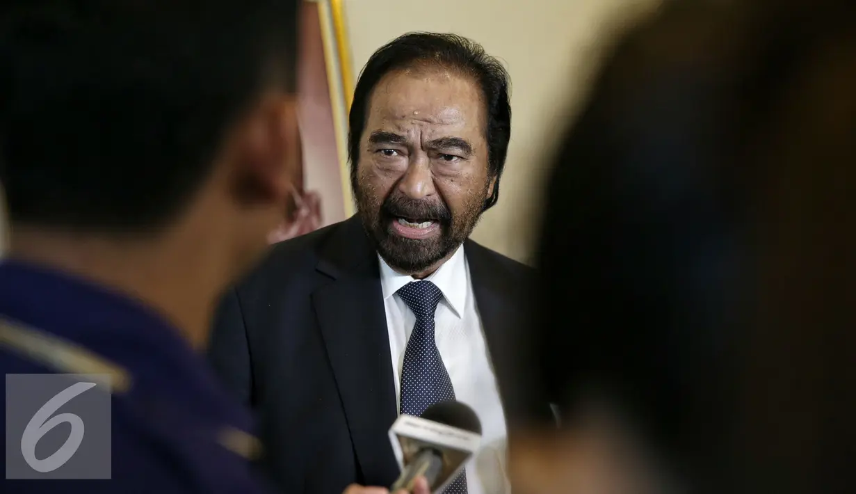 Ketum Partai NasDem Surya Paloh memberikan keterangan di DPP Partai Nasional Demokrat, Jakarta, Selasa (16/2). Paloh membahas isu terkini salah satunya dukungan NasDem untuk Basuki T Purnama kembali menjadi Gubernur Jakarta. (Liputan6.com/Faizal Fanani)