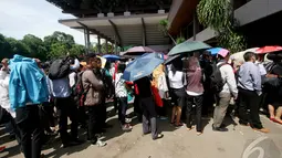 Calon pencari kerja sudah mulai mengantri dari luar di Jakarta Spectacular Job Fair Istora Senayan, Jakarta, Selasa (6/1/2015). (Liputan6.com/Faizal Fanani)