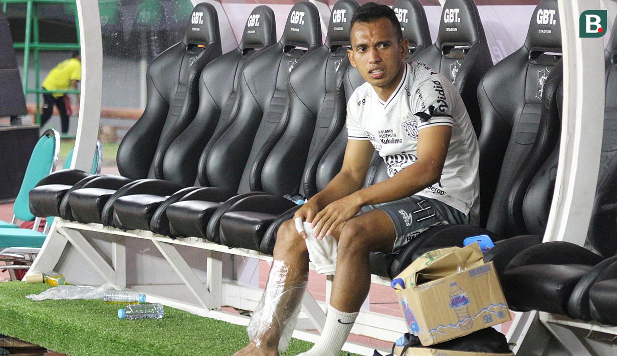 Irja panggilan akrabnya sempat kembali masuk ke lapangan namun tak lama wasit meniup peluit panjang tanda berakhirnya pertandingan. Ia pun hanya bisa duduk di bangku cadangan usai pertandingan yang dimenangkan oleh Bali United tersebut sambil mengkompres kakinya dengan es batu. (Bola.com/Wahyu Pratama)