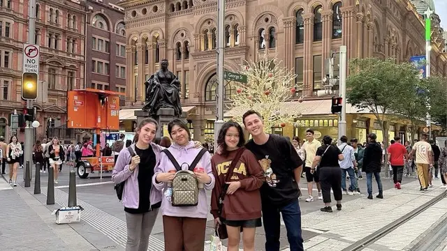 Tampilan Ussy Sulistiawaty Tampil Bak ABG di Australia, dok.  (@ussypratama)