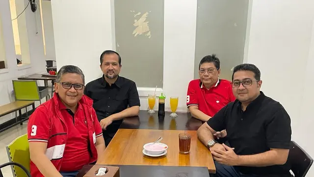 Sekretaris Jenderal (Sekjen) Partai Demokrat Teuku Riefky Harsya dan Sekjen PDI Perjuangan Hasto Kristiyanto diam-diam melakukan pertemuan pada malam ini, Minggu (11/6/2023). (Muhammad Genantan Saputra/Merdeka.com)