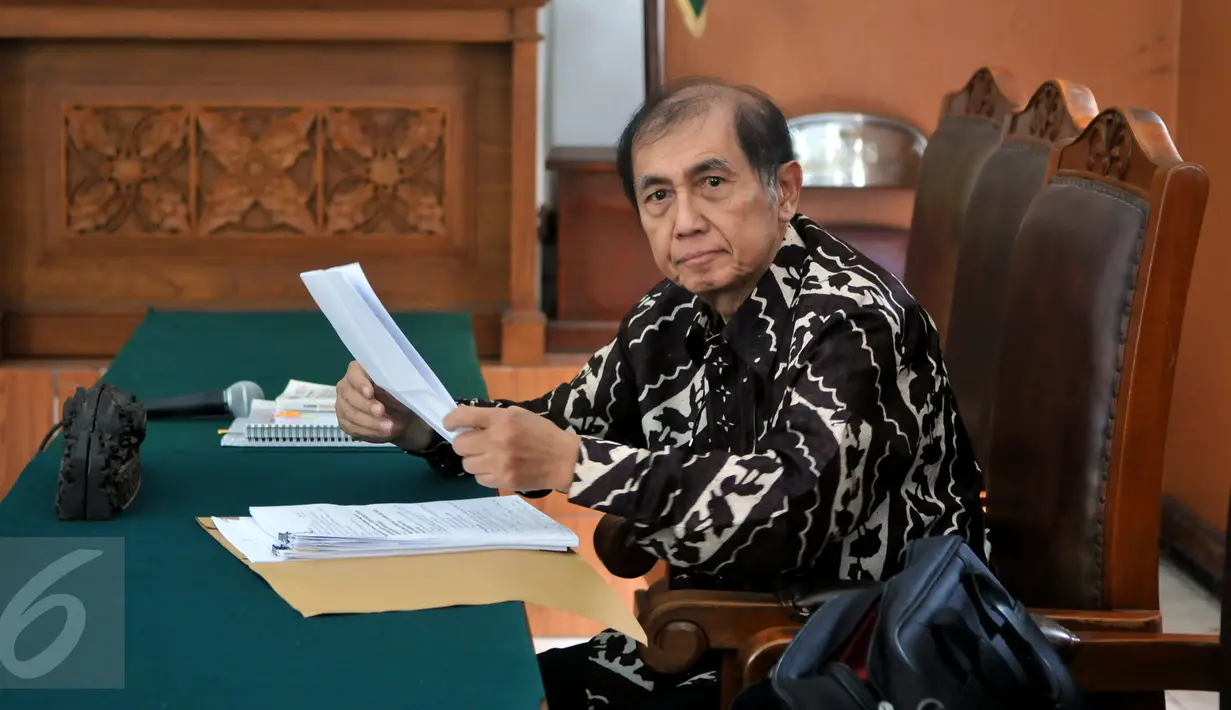 Ekspresi Hadi Purnomo saat menjalani sidang di Pengadilan Negeri Jakarta Selatan, Rabu (4/11/2015). Sidang beragendakan Peninjauan Kembali (PK) oleh KPK terkait kasus dugaan korupsi permohonan keberatan pajak BCA. (Liputan6/Johan Tallo)