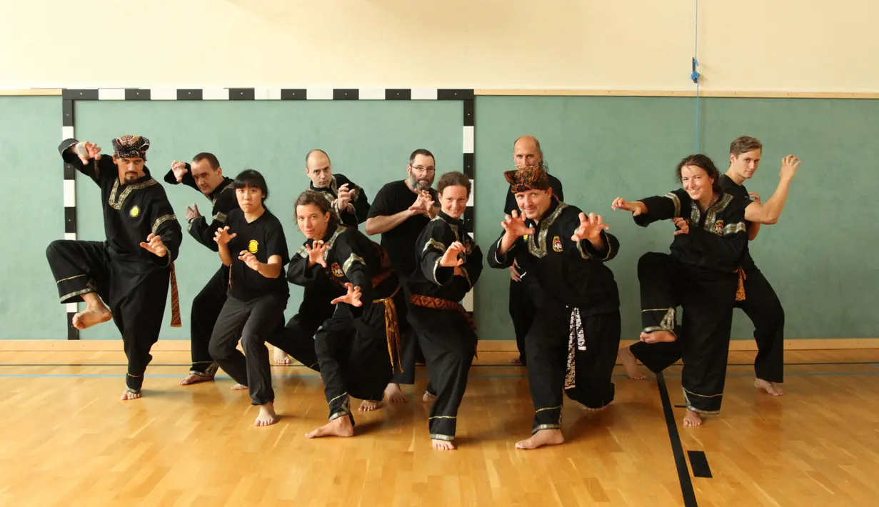 Guru dan murid dari sekolah pencak silat Anak Harimau Austria berfoto bersama usai menjalani sesi latihan di Volkschule Ladendorf, Provinsi Lower, Austria. (Bola.com/Reza Khomaini)
