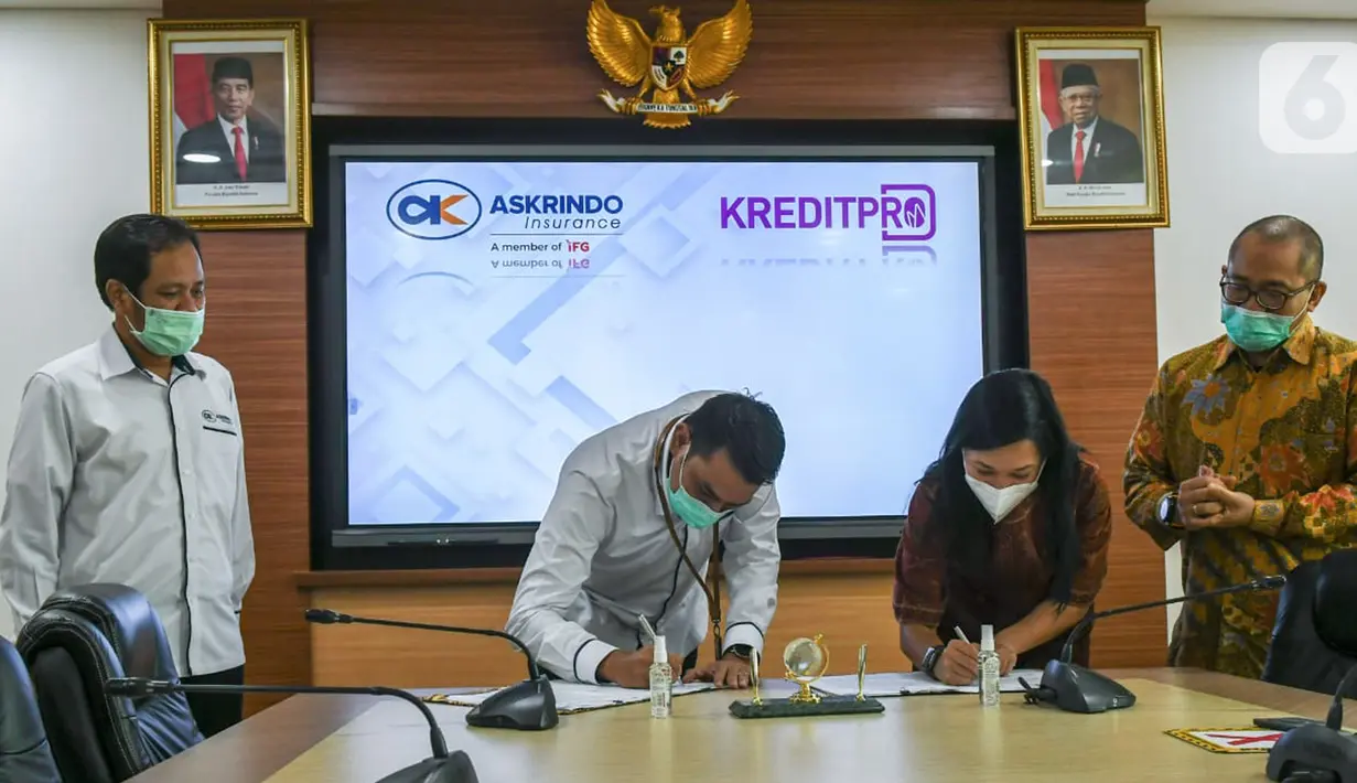 Kepala Divisi Pemasaran Digital PT Askrindo Ardian Brahmana dan Direktur Utama KreditPro Adelheid Helena Boka saat penandatanganan kerjasama di Jakarta Selasa (27/10/2020). Kerjasama diharapkan dapat menciptakan ekosistem keuangan yang lebih sehat dan aman. (Liputan6.com/HO/Iqbal)
