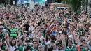 Para pendukung klub sepakbola Chapecoense berkumpul di kota Chapeco, Brasil, untuk memberikan penghormatan kepada pemain tim kesayangan mereka yang meninggal dalam kecelakaan pesawat, Selasa (29/11). (REUTERS/Paulo Whitaker)