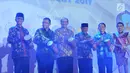 Gubernur Maluku Utara Abdul Gani Kasuba memukul alat musik Papua, yaitu Tifa, pada peluncuran turnamen mancing Internasional terbesar di Indonesia bertajuk ‘Widi International Fishing Tournament’ (WIFT) di Jakarta, (4/6). (Liputan6.com/Helmi Afandi)