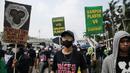 Puluhan anak muda menggelar longmarch sepanjang jalan Pemuda, Jakarta, Kamis (21/7/2022). Aksi yang bertemakan Youth20ccupy: Voice of the Future tersebut dilakukan untuk menyuarakan permasalahan pengerusakan lingkungan yang berakibat krisis pangan serta menghambat pertumbuhan ekonomi. (Liputan6.com/Faizal Fanani)