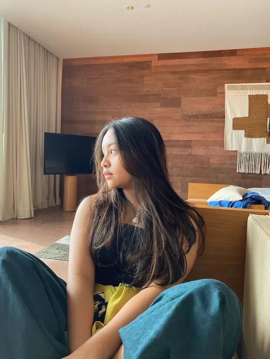 Khirani lahir di tahun 2006 dan semakin beranjak dewasa, ia mewarisi paras cantik sang ibu, Mayangsari. [Foto: Instagram/khiranitrihatmodjo]