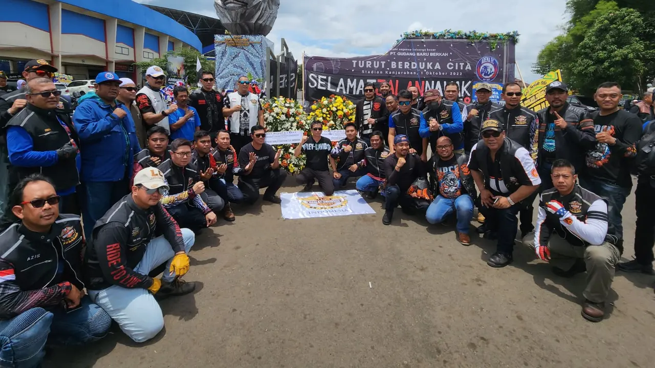 HDCI Jatim doa bersama di Stadion Kanjuruhan Malang. (Dian Kurniawan/Liputan6.com)