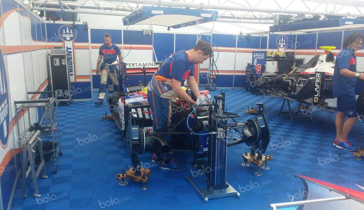 Mobil Philo Paz Armand (kiri) sedang dipersiapkan kru Trident Team jelang balapan GP2 Spanyol di Sirkuit Catalunya, Spanyol, Jumat (13/5/2016). (Bola.com/Reza Khomaini)