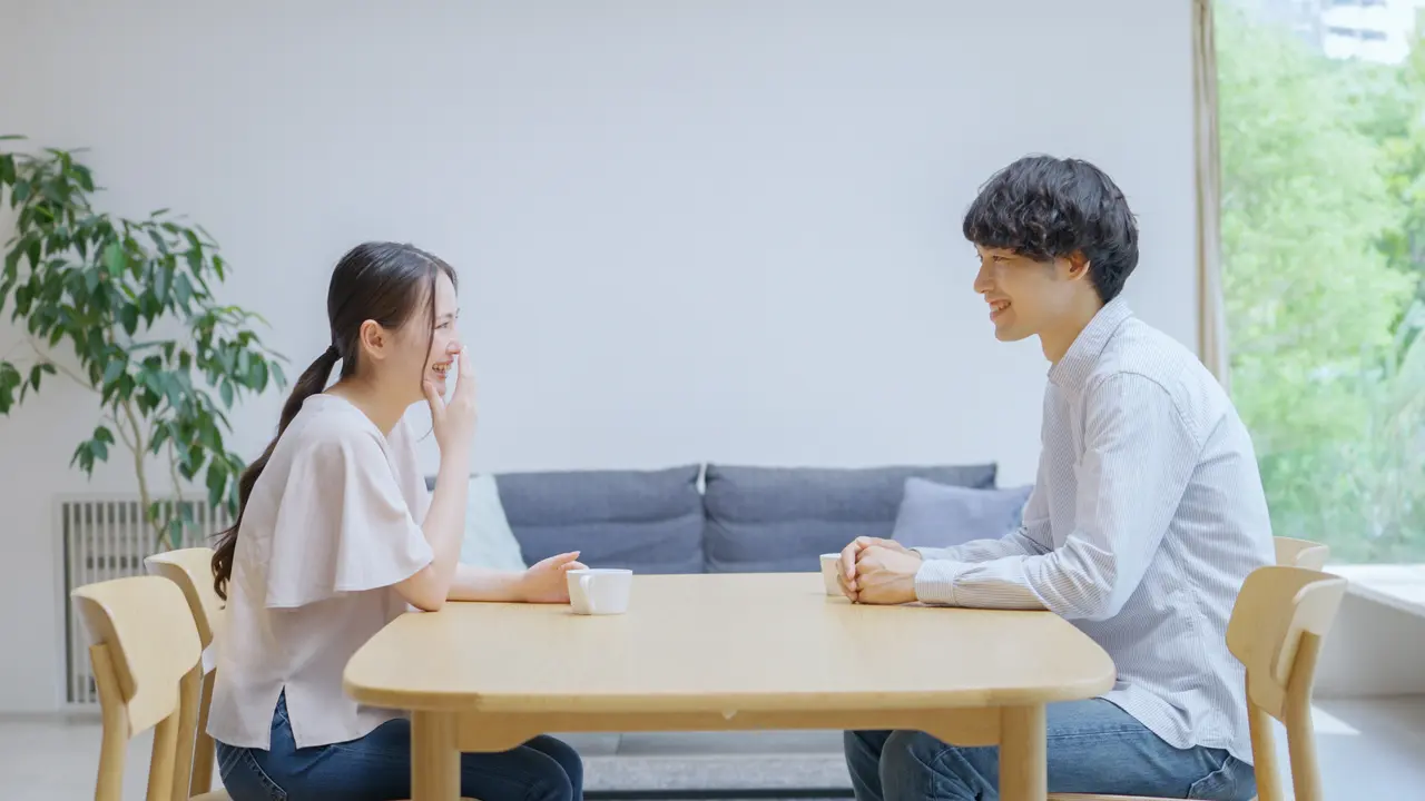 perempuan dan pasangan duduk berhadapan