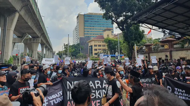 Ratusan Aremania Geruduk Mabes Polri Tuntut Keadilan Atas Tragedi Kanjuruhan