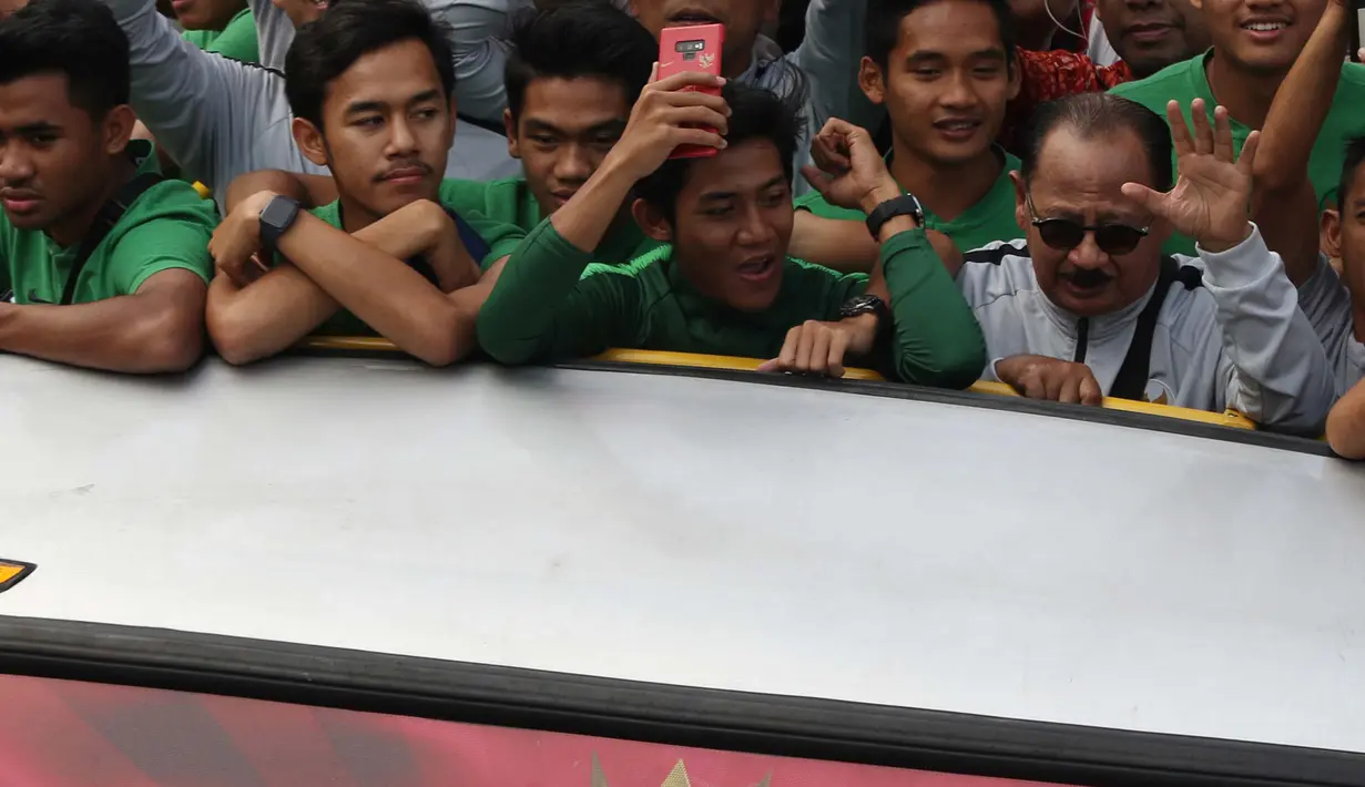 Arak-arakan penggawa Timnas Indonesia U-22 saat melintasi Jalan MH Thamrin, Jakarta, Kamis (29/2). Arak-arakan sebagai bentuk perayaan kemenangan di Piala AFF ini menggunakan bus "double decker" milik klub Persija. (Liputan6.com/Helmi Fithriansyah)