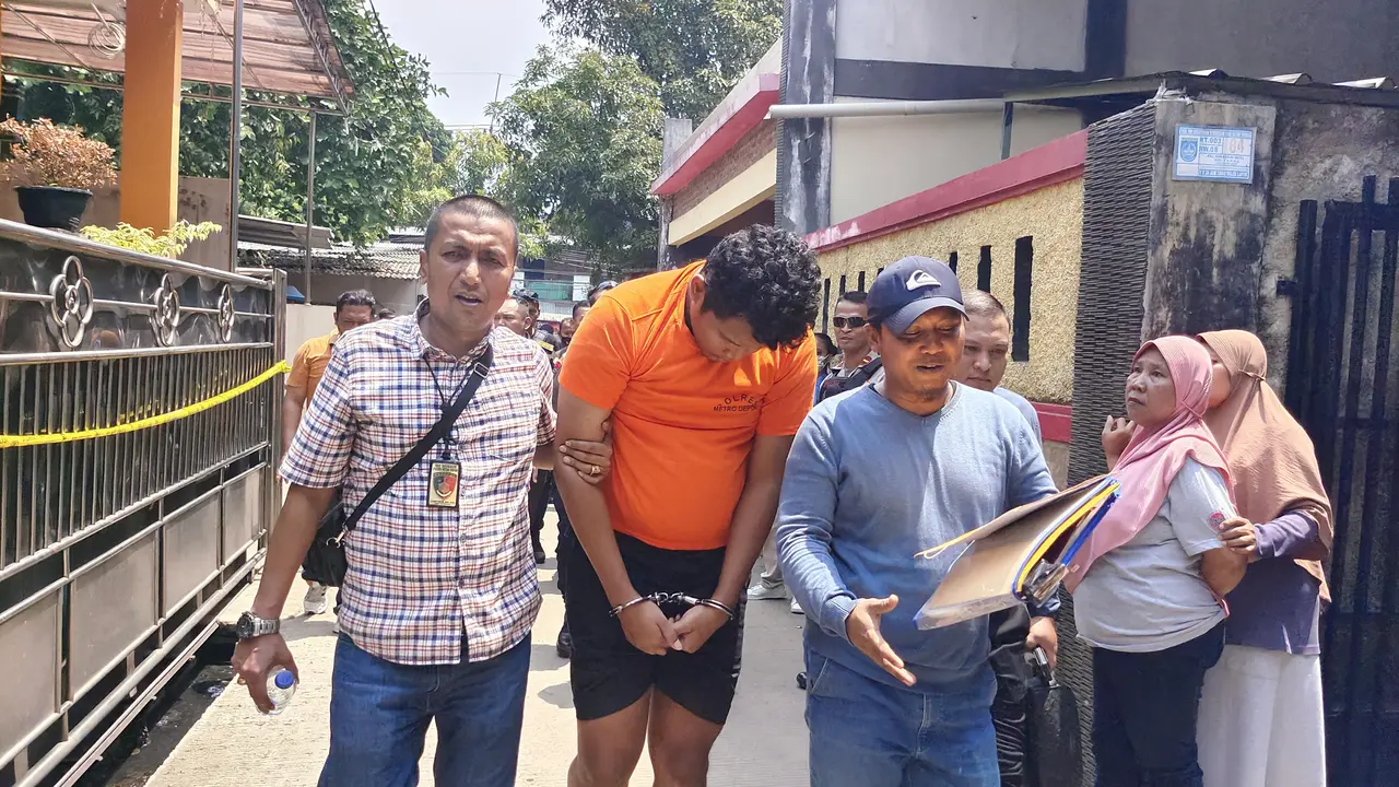 Tersangka pembunuhan ibu kandung saat dibawa Polsek Cimanggis untuk menjalani gelar rekonstruksi di, Jalan Takong, Tapos, Kota Depok.