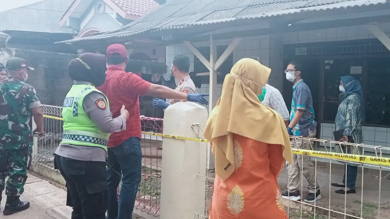 Polisi memasang garis polisi di lokasi penemuan lima orang yang diduga keracunan di RT 02 RW 03 Ciketing Udik, Bantargebang, Kota Bekasi (Liputan6.com/Bam Sinulingga)